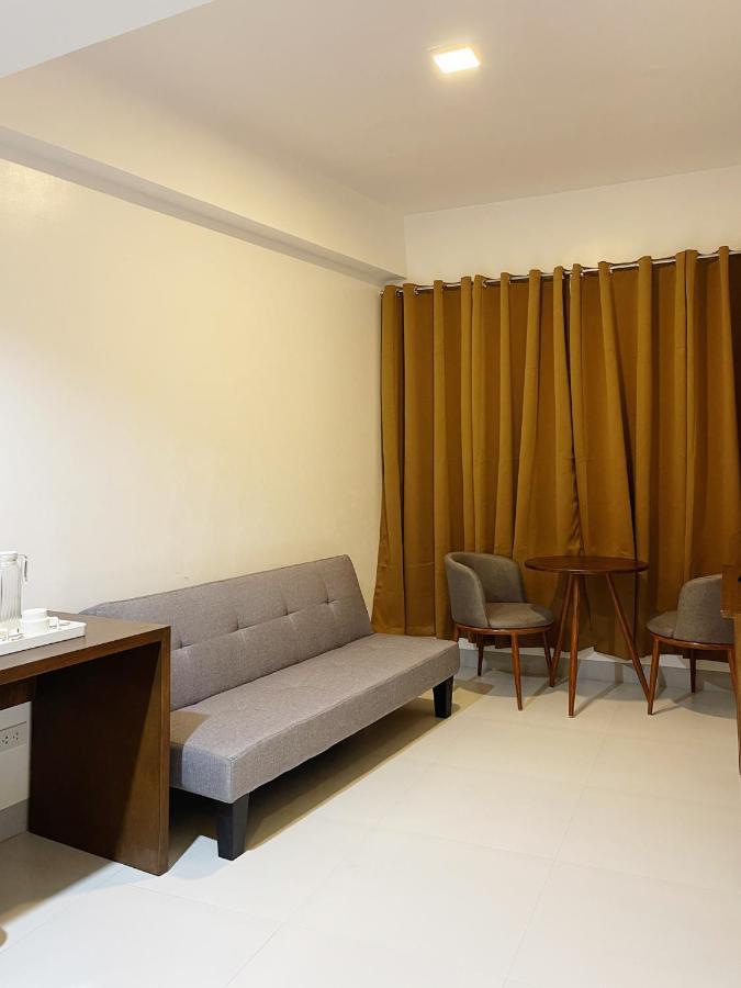 Airo Suites Makati Pasay Bagian luar foto